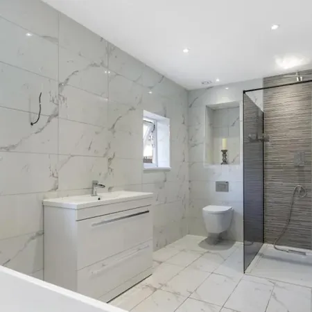 Newly Refurbished 3 Bedroom Property In North London East Barnet Exterior photo