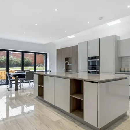 Newly Refurbished 3 Bedroom Property In North London East Barnet Exterior photo