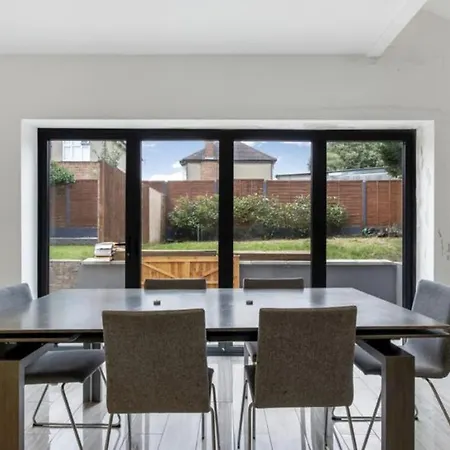 Newly Refurbished 3 Bedroom Property In North London East Barnet Exterior photo