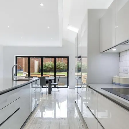 Newly Refurbished 3 Bedroom Property In North London East Barnet Exterior photo