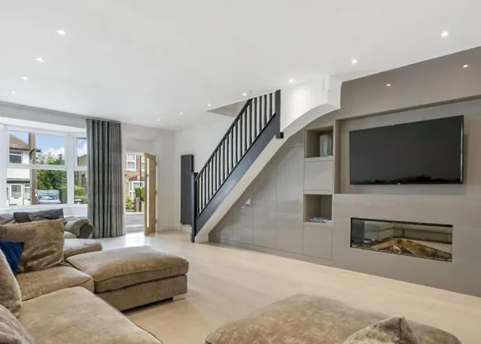 Newly Refurbished 3 Bedroom Property In North London