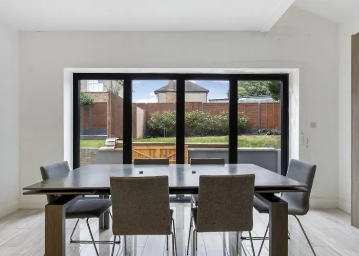 Newly Refurbished 3 Bedroom Property In North London