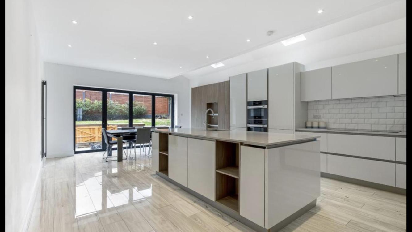 Newly Refurbished 3 Bedroom In North London * East Barnet