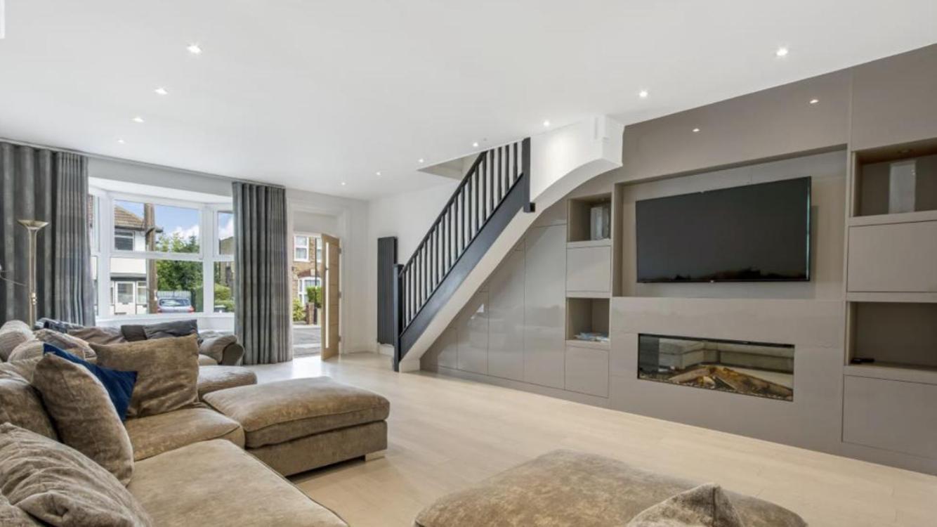 Newly Refurbished 3 Bedroom In North London East Barnet
